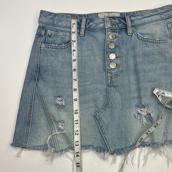 WE THE FREE Distressed Jena Denim Skirt Light Wash Button Fly Mini Skirt Sz 26 - Picture 7 of 7